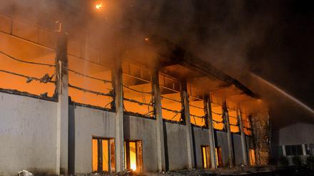 Im August 2015 ist diese Turnhalle in Nauen niedergebrannt. Dort sollten vorübergehend Flüchtlinge untergebracht werden.
