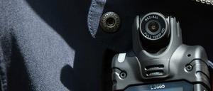 Eine sogenannte Bodycam an der Uniform eines Polizisten.