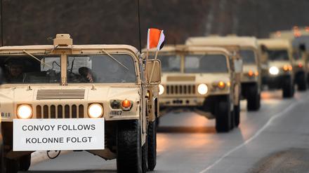 US-Militärfahrzeuge fahren nahe Brück (Brandenburg) auf der Straße eines Truppenübungsplatzes. Etwa 40 Soldaten haben die letzte Nacht auf dem Truppenübungsplatz verbracht und fahren weiter in Richtung Polen.