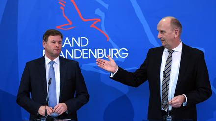 Brandenburgs Finanzminister Christian Görke (Die Linke) und Ministerpräsident Dietmar Woidke (SPD) sprachen am Dienstag bei einer Pressekonferenz über den vorläufigen Jahresabschluss.