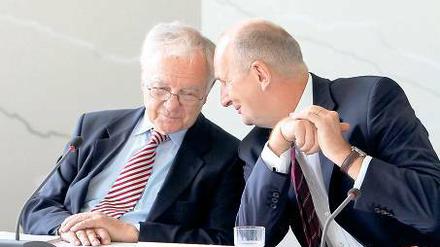Zuhören, aufeinander hören. Regierungschef Woidke und Ex- Ministerpräsident Stolpe.