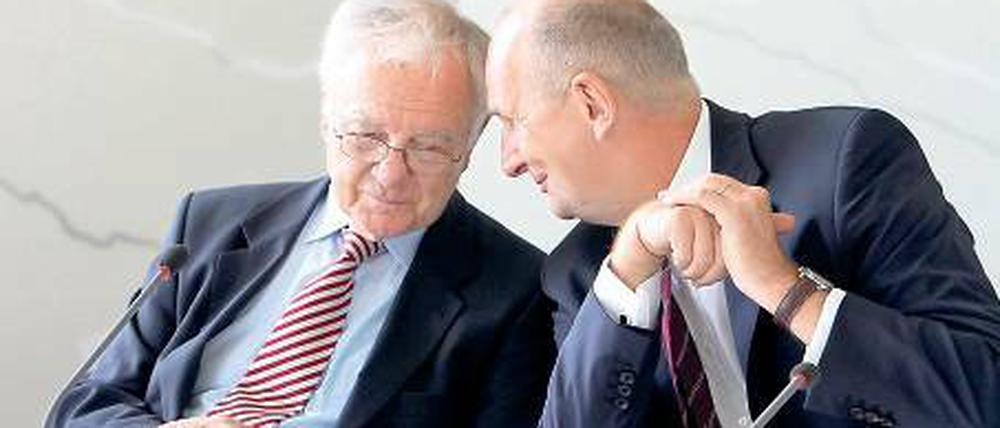 Zuhören, aufeinander hören. Regierungschef Woidke und Ex- Ministerpräsident Stolpe.