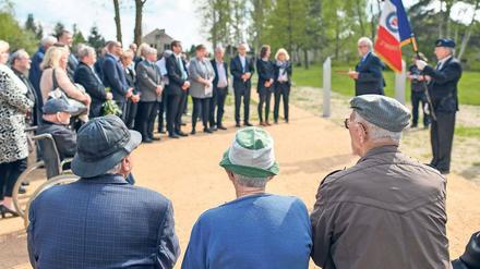 Eingeweiht. An die Opfer eines Massakers im früheren KZ-Außenlager in Jamlitz im Kreis Dahme-Spreewald erinnert seit Montag ein neuer Gedenkplatz. Im Beisein von 50 Gästen, darunter auch ehemalige KZ-Häftlinge, wurde dieser eröffnet.