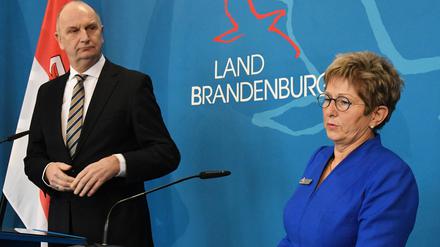 Verhärtete Fronten: Brandenburgs Ministerpräsident Dietmar Woidke (SPD) und die Brandenburger Oberbürgermeisterin Dietlind Tiemann (CDU) sprechen nach dem Spitzentreffen über die Kreisreform.