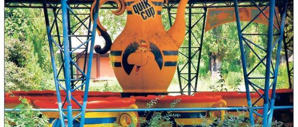 Kreisel im Grünen. 1992 wurde am Eingang das Karussell „Roting Cup“ errichtet – auch heute ein beliebtes Fotomotiv. Die Tassen, einst aus dem in Konkurs gegangenen französischen Freizeitpark „Mirapolis“ gekauft, drehen sich noch immer.