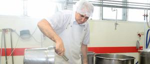 Käsemeister Gino weiß, wie viel Masse er braucht, um nach dem Rühren und Ziehen 30 Kilo Mozzarella aus dem Kessel zu holen.
