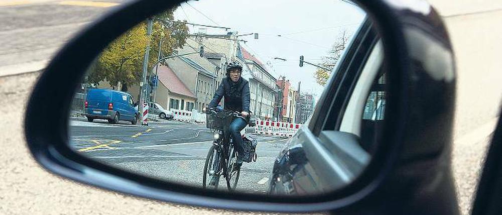 Lebenswichtige Rücksicht. Wenn sich eine Autotür unerwartet öffnet, wird es für Fahrradfahrer schnell gefährlich. Der Allgemeine Deutsche Fahrradclub wies gestern bei einer Aktion in Babelsberg darauf hin.