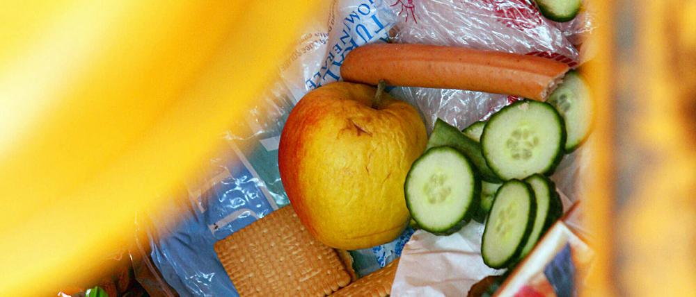 Lebensmittel landen in Deutschland tonnenweise im Müll. 