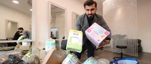 Ramazan Günel hat in seinem Salon Hilfsgüter geammelt.