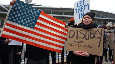 Demonstranten vor dem John F. Kennedy International Airport in New York, USA, nachdem dort zwei irakischen Flüchtlingen die Einreise verwehrt worden ist.