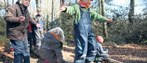 Spielend den Wald erkunden. Für die Betreuung von Kleinkindern in freier Natur ist Expertise gefragt. Die Nachfrage nach Fortbildungen für angehende Waldkindergärtner ist hoch.