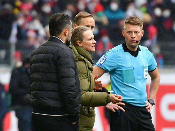 Nach dem Wechselfehler hat der SC Freiburg Einspruch gegen die Wertung des mit 1:4 verlorenen Bundesliga-Spiels gegen den FC Bayern eingelegt. 