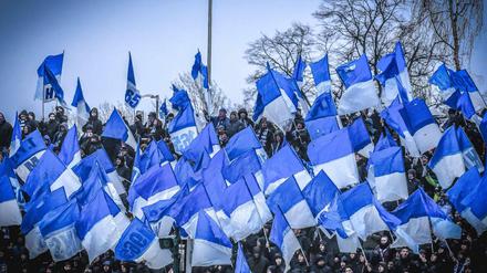 Blau und weiß. Fans des FC Magdeburg.