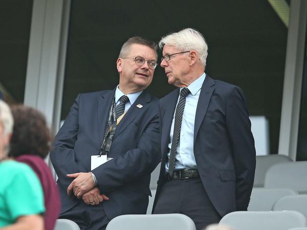 Diskussionsbedarf. DFB-Präsident Grindel und Liga-Boss Rauball sind sich uneinig.