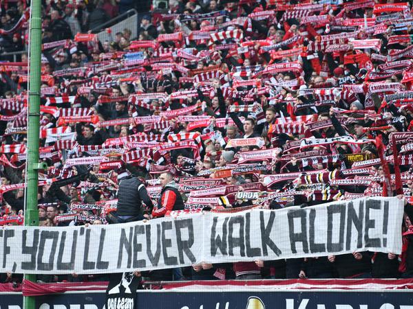 Selten allein. Der 1. FC Kaiserslautern hat leidensfähige Fans - und kompromissfähige Gläubiger.