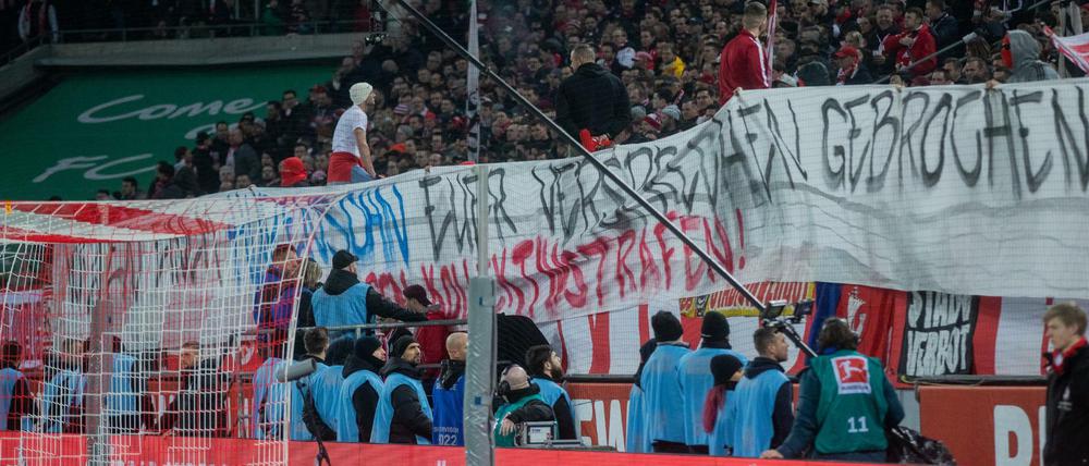 Auch in Köln zeigten Fans ein beleidigendes Plakat, um gegen Kollektivstrafen zu protestieren. 