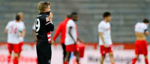 Frustschutz, nicht Mundschutz: Düsseldorf verspielte gegen Köln den Derbysieg.