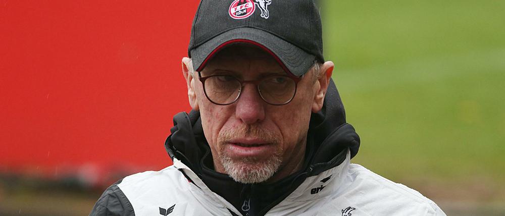 Der Trainer des 1. FC Köln, Peter Stöger, auf dem Trainingsgelände des Fußball Bundesligisten. Köln verlor am Vorabend das Heimspiel gegen Berlin.