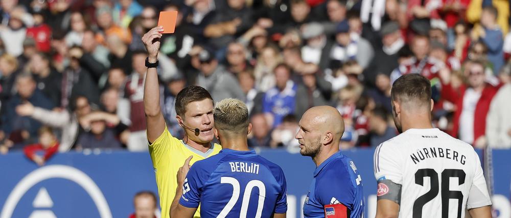 Schiedsrichter Florian Exner zeigt Herthas Marc Kempf nach Videobeweis die Rote Karte. Da stand es noch 1:1 aus Berliner Sicht.