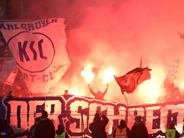 Wir haben Euch was mitgebracht. Die Karlsruher Fans zündeten vor dem Spiel Pyro – hinterher hatten sie dazu keinen Grund mehr.