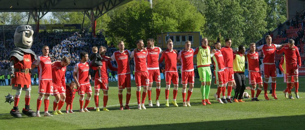 Alle zusammen. Die Spieler des 1. FC Union feiern schon am 33. Spieltag gegen Magdeburg die beste Platzierung in der Zweiten Liga.