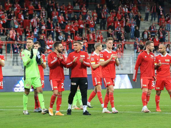 Die Spieler des 1. FC Union bedanken sich nach der Partie gegen Nürnberg bei ihren Fans für die Unterstützung. 