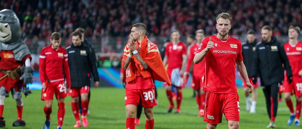 Alles gegeben und doch nichts gewonnen. Die Spieler des 1. FC Union nach der Niederlage gegen Leverkusen.