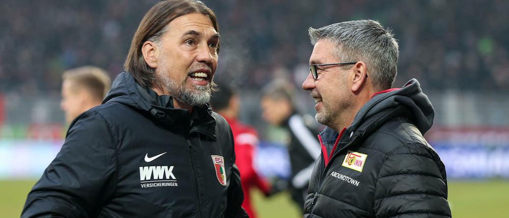 Gut unterhalten. Unions Trainer Urs Fischer (r.) im Gespräch mit Augsburgs Coach Martin Schmidt.