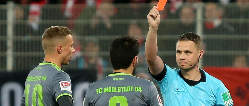 Almog Cohen von FC Ingolstadt sieht nach einem Handgemenge Gelb-Rot.