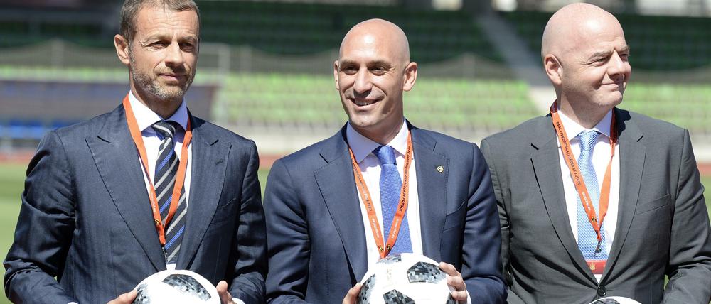Sehenden Auges: Uefa-Präsident Ceferin (l.), Luis Rubiales (M.), Präsident des spanischen Fußballverbandes, und Fifa-Präsident Infantino.