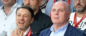 Noch haben Niko Kovac (links) und Uli Hoeneß keine großen Transfers für die Offensive verkündet.