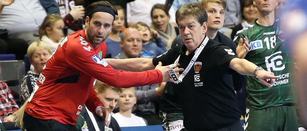 Konfliktpotenzial. Trainer Velimir Petkovic (l.) ist bei den Torhütern um Silvio Heinevetter als Moderator gefragt.