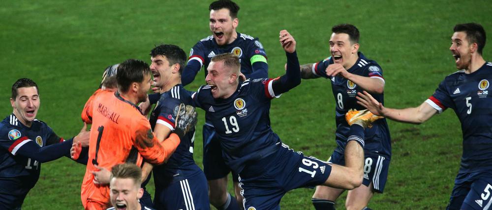 Sie sind dabei: Schottlands Spieler jubeln nach dem Sieg in Serbien. 