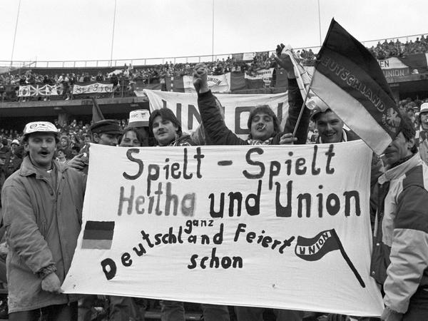 Hertha und Union: Zum Freundschaftsspiel im Januar 1990 kamen Zuschauer aus beiden Teilen Berlins ins Olympiastadion.