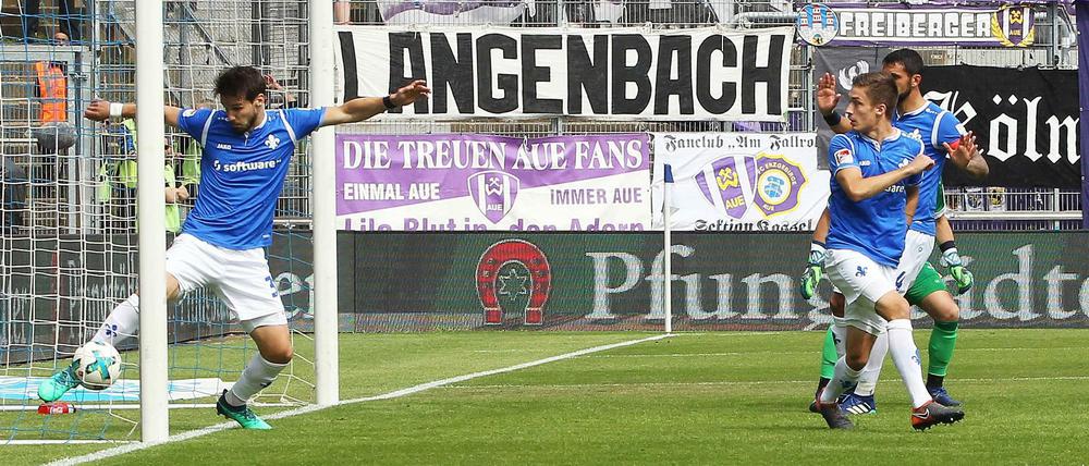 Romain Bregerie vom SV Darmstadt klärt eindeutig zu spät. Ein Tor wurde dennoch nicht gegeben.