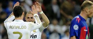 Abklatschen. Cristiano Ronaldo (li.) und Karim Benzema nach Ronaldos Treffer.