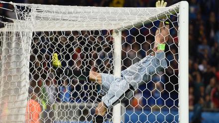 Italiens Keeper Buffon hat nach dem 2:0-Sieg einen Rückenklatscher hingelegt.