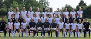 Die Deutsche Fußballnationalmannschaft der Frauen steht für ein Teamfoto auf dem Platz.
