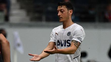 Mesut Özil musste bei dem Spiel in Frankfurt Pfiffe und Becherwürfe über sich ergehen lassen.