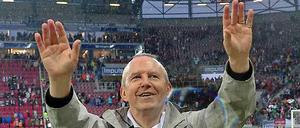 Hat seine Hände beim FC Augsburg im Spiel: Präsident Walther Seinsch.
