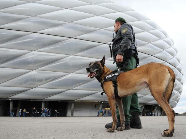 Die Polizei setzt am Samstag auch verstärkt Spürhunde in den Stadien ein - wie hier in München.