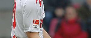 Keine guten Zeiten für den Fußball-Adel: In Berlin hilft kein König und in Köln kein Prinz: Lukas Podolski beim 0:2 gegen Leverkusen.