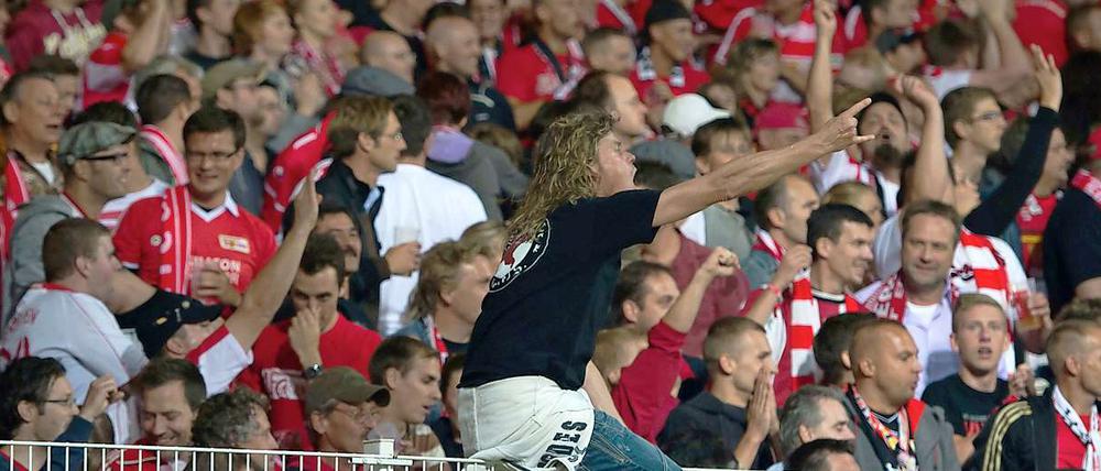 Stimmung auf den Rängen. Union-Fans beim Derby gegen Hertha BSC im Stadion an der Alten Försterei.