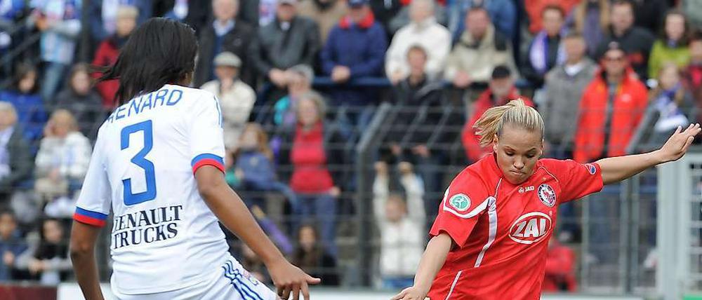 Am Ziel vorbei: Isabel Kerschowski (r.) scheidet mit Turbine Potsdam gegen Olympique Lyon um Wendie Renard aus.