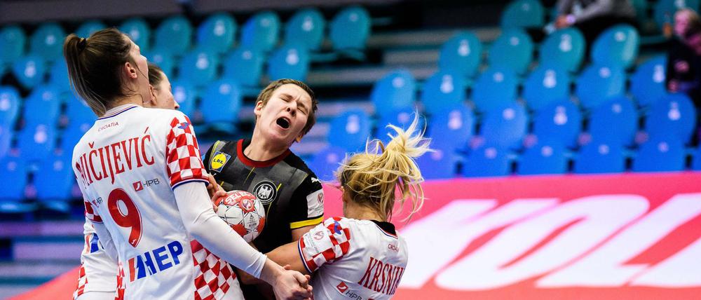 Kaum ein Durchkommen gab es für die deutschen Handballerinnen gegen Kroatien.