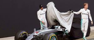Wer fährt den Wagen vor? Weltmeister Lewis Hamilton (links) und sein Herausforderer Nico Rosberg mit dem neuen Mercedes W07.