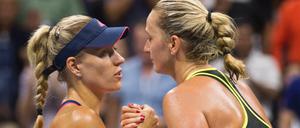 Angelique Kerber (l.) besiegt Petra Kvitova und zieht ins Viertelfinale der US Open.