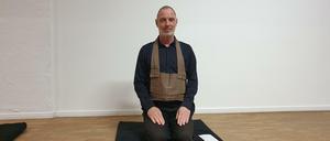 Bernd Bender bietet Zen-Meditation an.