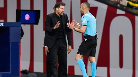 Diego Simeone lief mal wieder zu Höchstform auf, auch mit dem Schiedsrichter war er während des Spiels in ein Gespräch verwickelt.