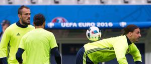 Ibrahimovic (rechts im Bild) präsentiert seinen Mannschaftskollegen seine Talente.